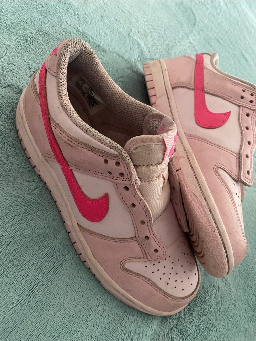 Nike Kids Low-Top Sneakers in Light Pink with Hot Pink Swoosh